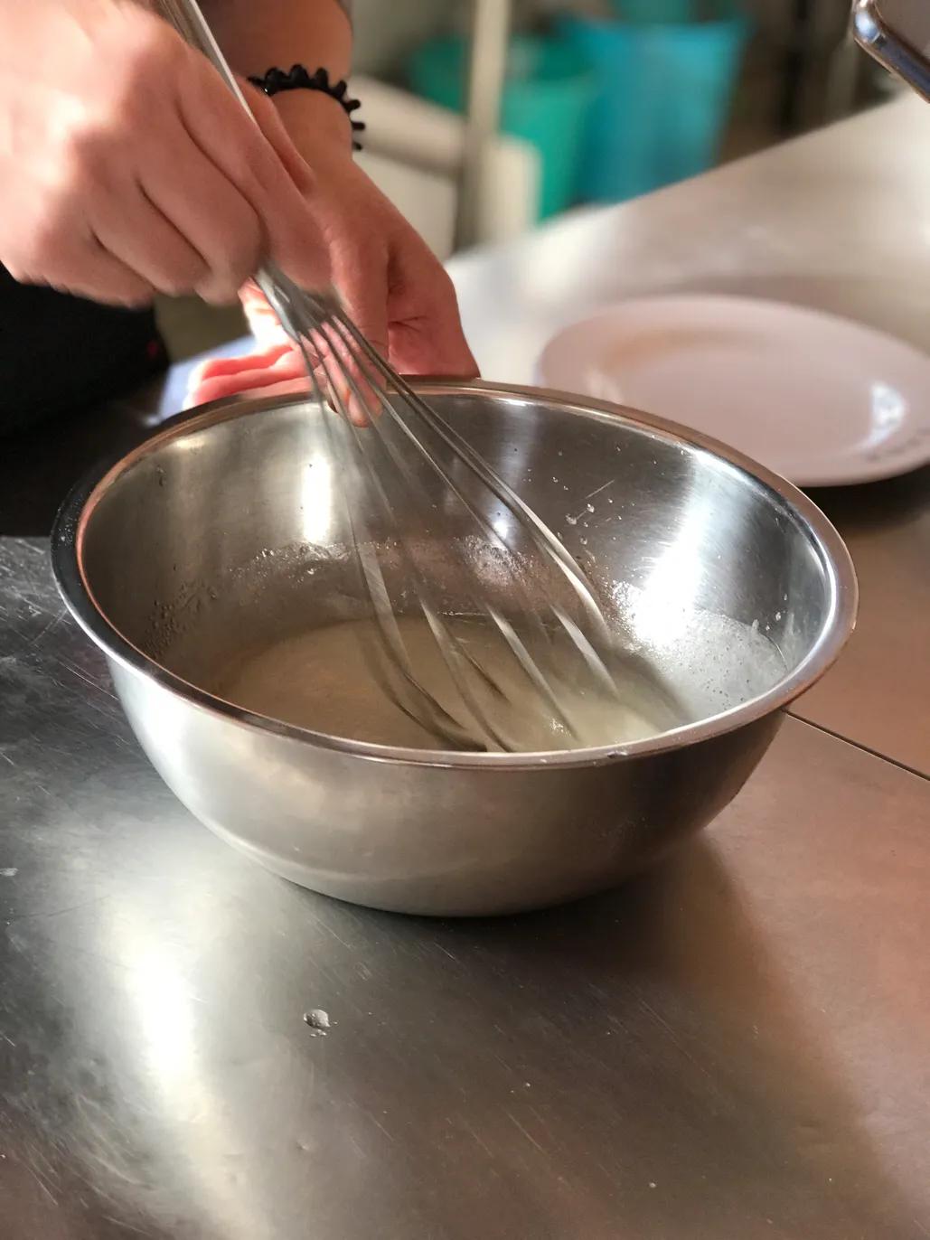 如何自制戚风蛋糕卷,草莓酱戚风蛋糕卷做法烤箱