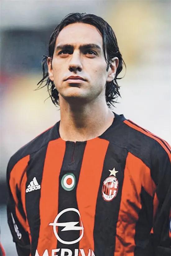 前锋的噩梦盘点足坛十大传奇后卫,每个时代的足球传奇巨星