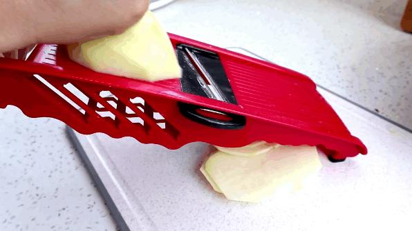 土豆怎么炸薯片简单又香脆,土豆薯片怎么炸才能又酥又脆