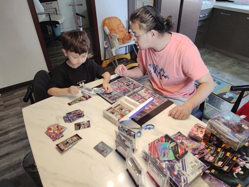 奥特曼卡片是雷霆还是黑钻版,奥特曼卡片到底要不要买呢