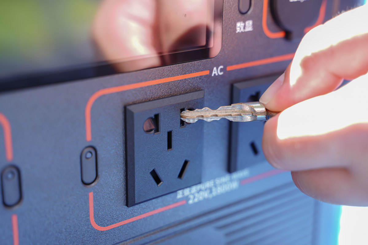 外出露营用电全靠它,电霸级别电小二户外电源1800W测评