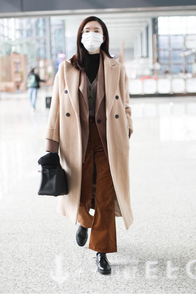 江疏影穿直筒裤好看吗,江疏影身穿白色连体裤时髦减龄