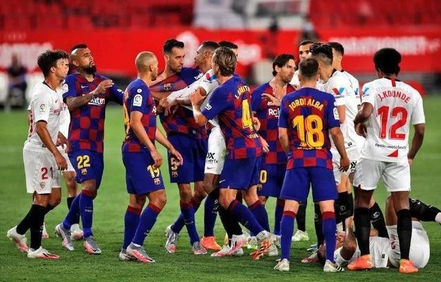 梅西受争议判罚,梅西遭飞踹造红牌全过程