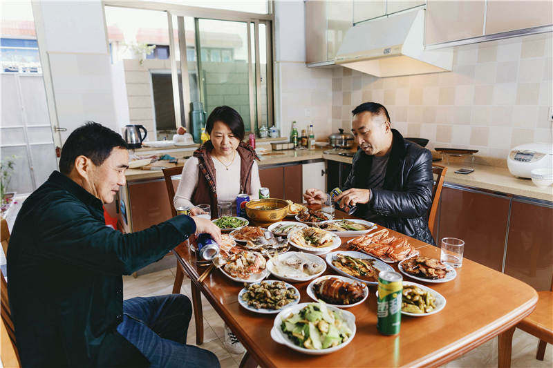 “吃了舟山的海鲜,别地的海鲜只能靠边站”:在舟山,吃一顿年夜饭