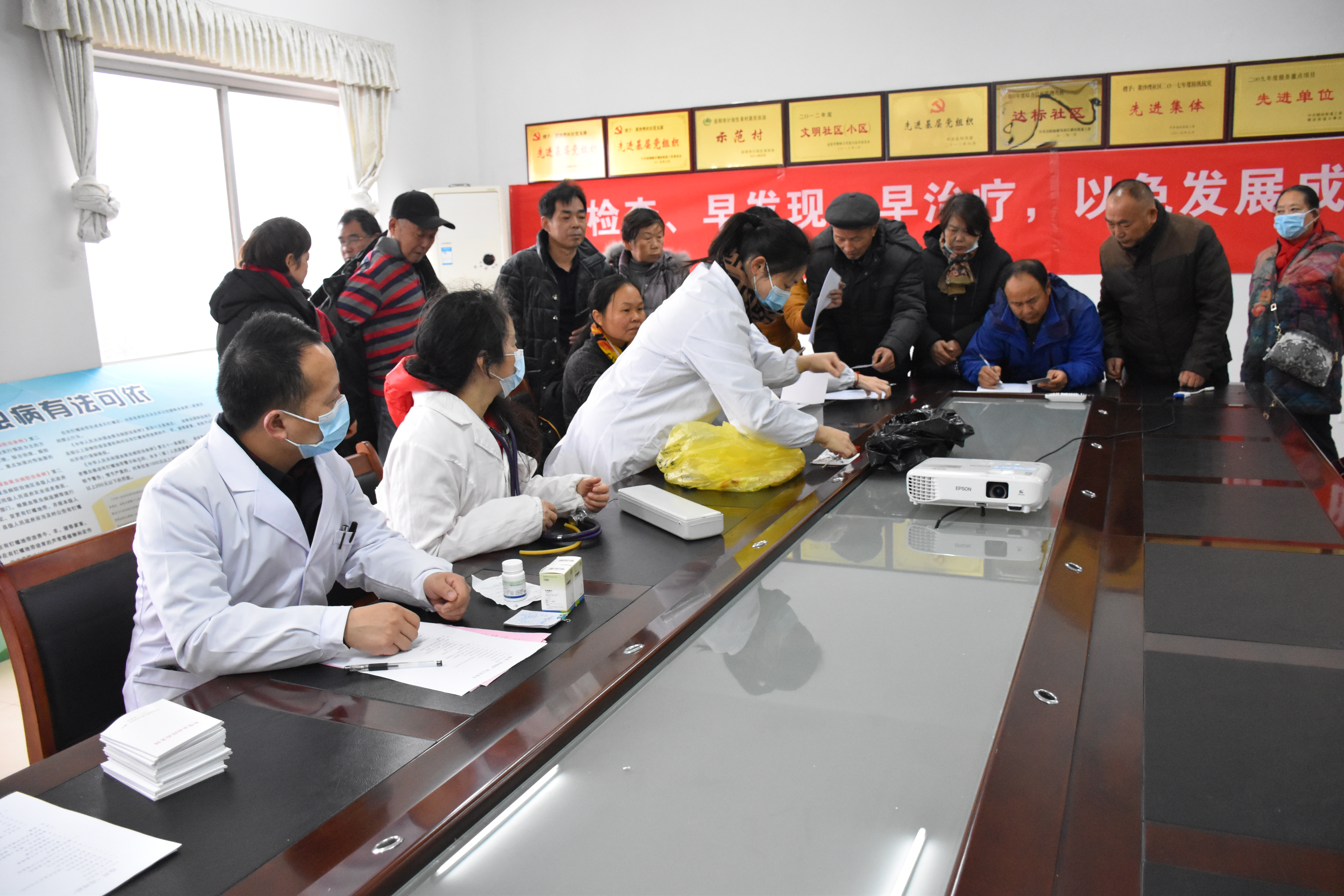 岳阳黄沙湾居民好惬意！血吸虫病免费检查送到家门口