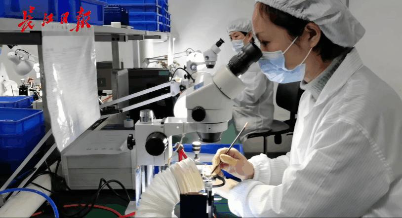 “驯”光20年，光谷这家企业在头发粗细的光纤上磨透镜