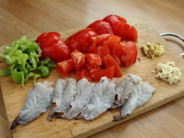 后厨小沈阳西红柿炒虾仁教学,西红柿蘑菇炒虾仁家常做法