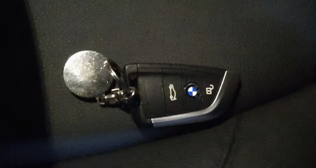 宝马车钥匙是哪款纽扣电池,宝马钥匙电池2025和2032通用吗