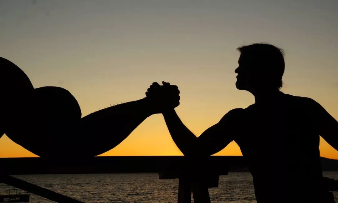 这个男人拍的漫画剪影，小孩看笑了，大人却哭了......