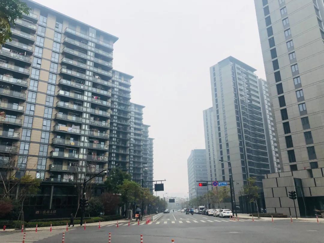 同一个学区，宜和园、养云静舍与武林邸，合理二手价差是多少？