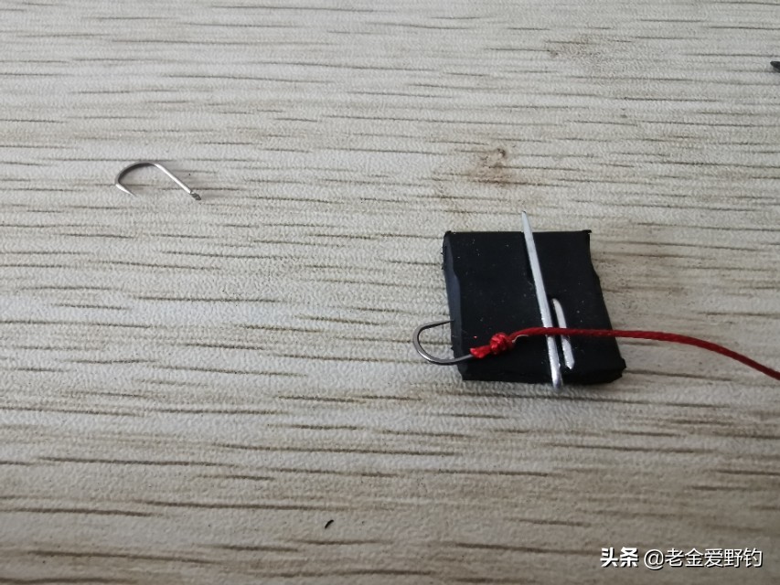 自制绑钩器的绑钩演示,绕线圈自制绑钩器可以绑袖钩