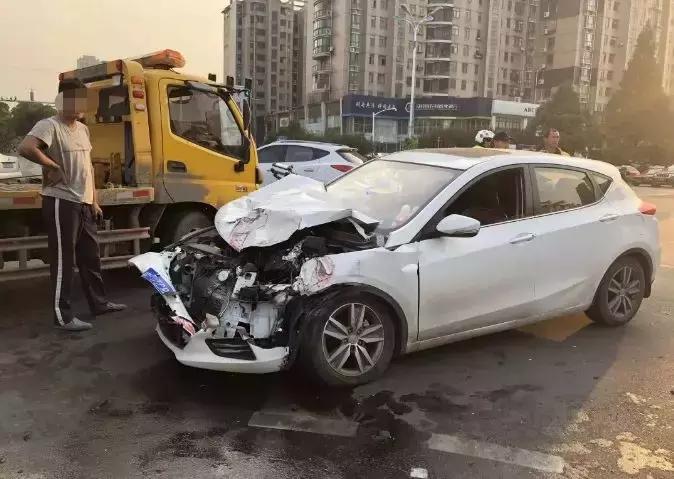 闯红灯导致交通事故怎么判,闯红灯出现事故有责任吗