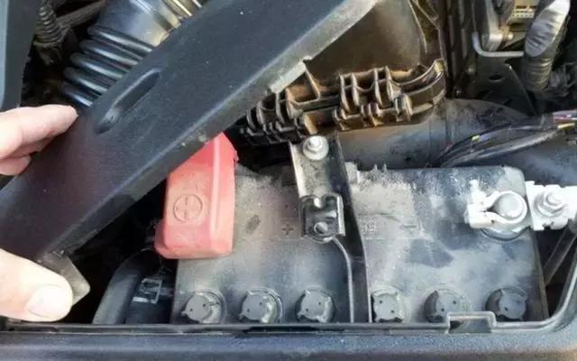 汽车电瓶两年多了有必要换新的吗,汽车电瓶两年没电是什么原因