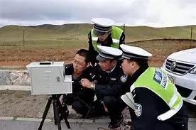 摄像头怎么检测汽车超速,怎么区分摄像头是拍违章还是超速