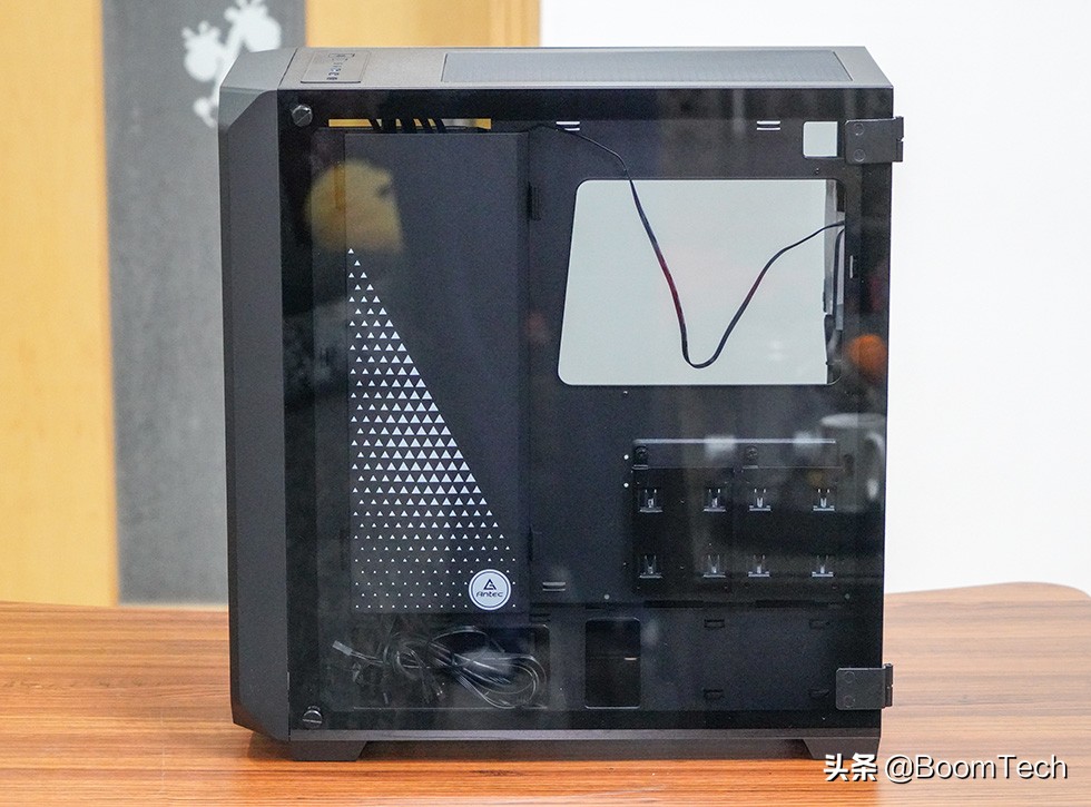 不对称设计点缀安钛克NX1000机箱体验