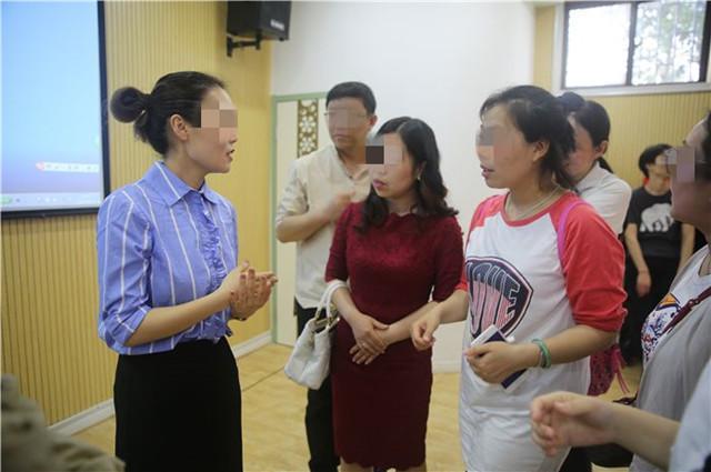 “我想跟她玩”，7岁男童摸女老师胸部被打，原因引人注目