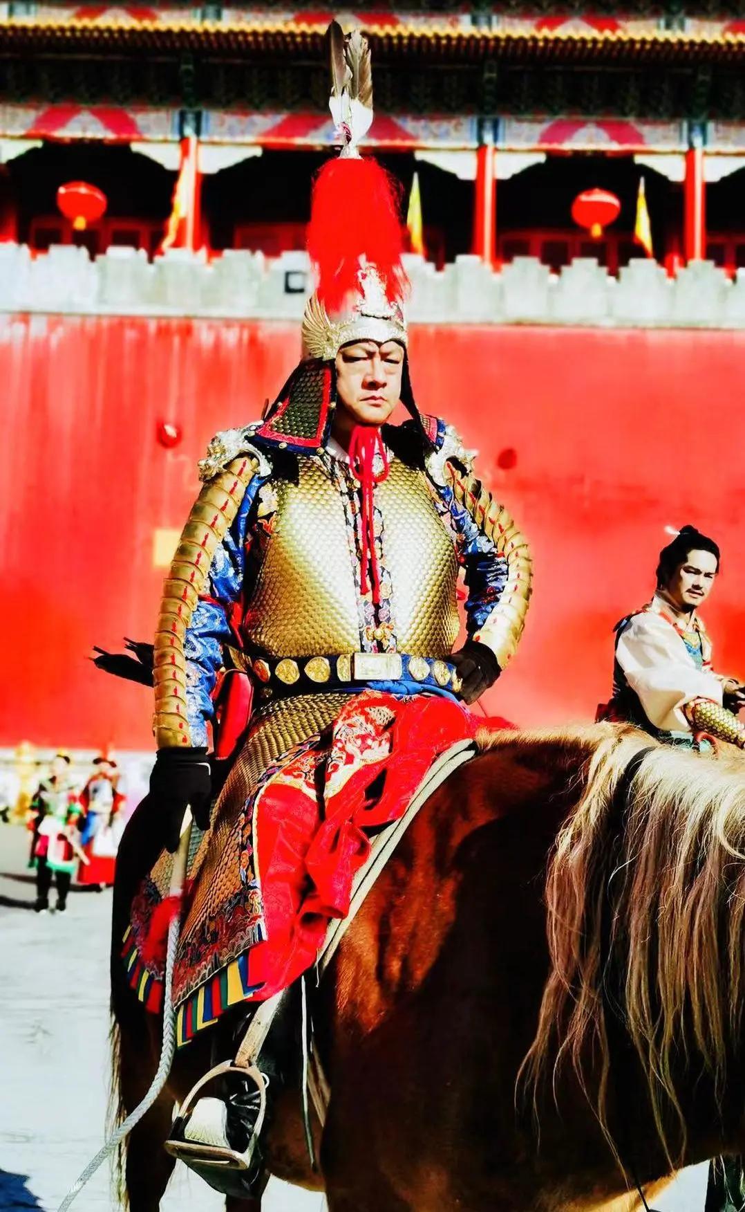 70后上海男人“不务正业”，被老婆骂还帮人搞盔甲，最贵一套15万