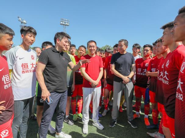 恒大马德里足球冠军赛巅峰对决许家印现场观战助威未来之星