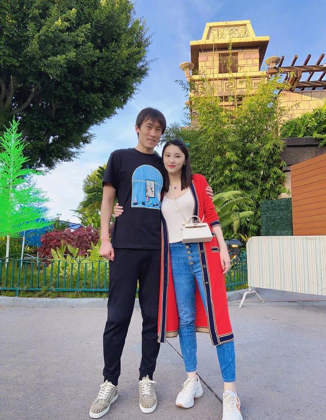 他是前国奥队长，38岁依旧帅气，小7岁海归娇妻传出怀孕喜讯