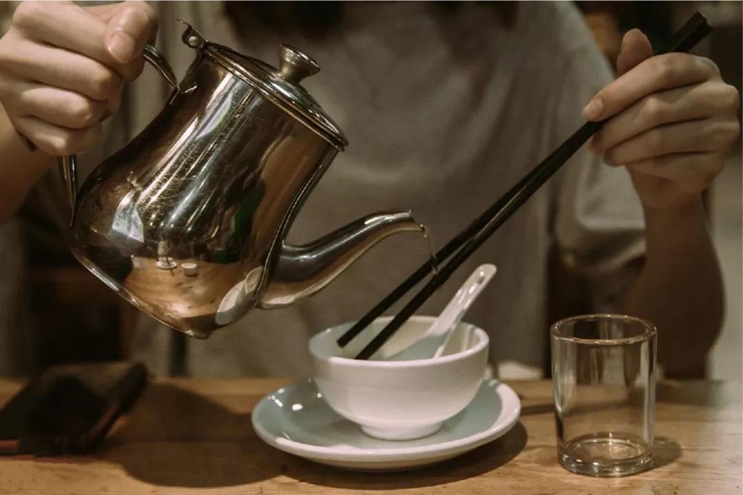 奶瓶蒸汽消毒好还是水煮消毒好,开水烫奶瓶的正确消毒方法