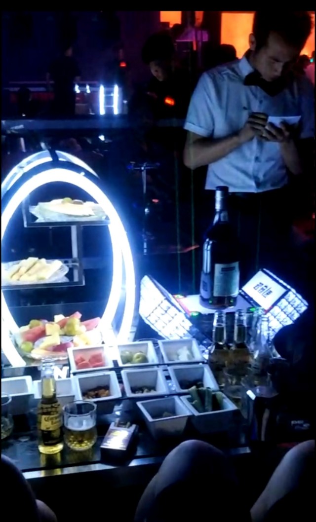 酒吧服务员小费给多少,服务员如何在酒吧拿小费