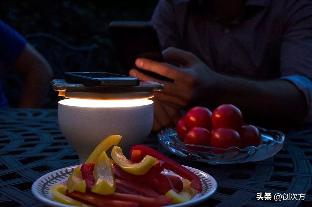 通过手机调节台灯亮度,能与手机连接控制亮度的台灯