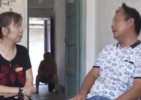 婆婆看孩子没注意，孩子膝盖磕破流血，儿媳抬手给了婆婆两个耳光