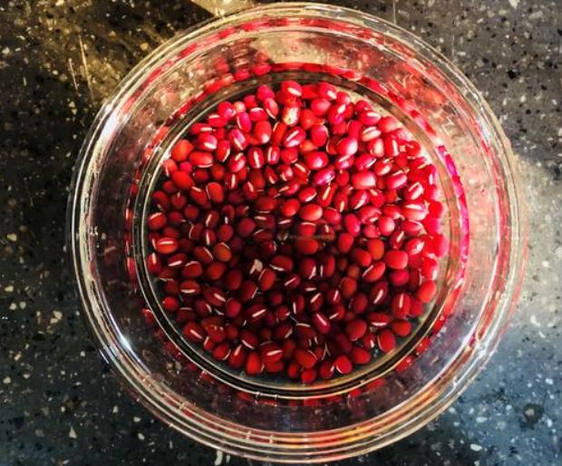 煮红豆直接放糖,煮红豆要不要盖锅盖