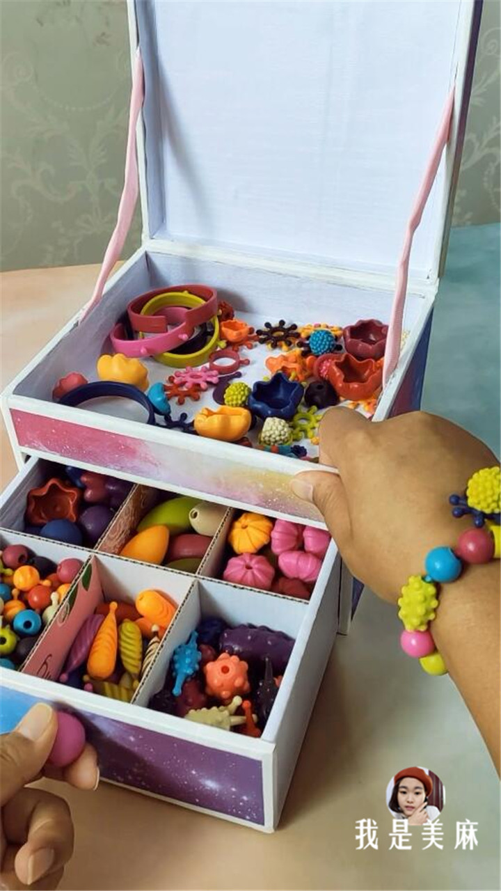 宝宝玩具用纸箱收纳,妈妈拿纸箱做玩具