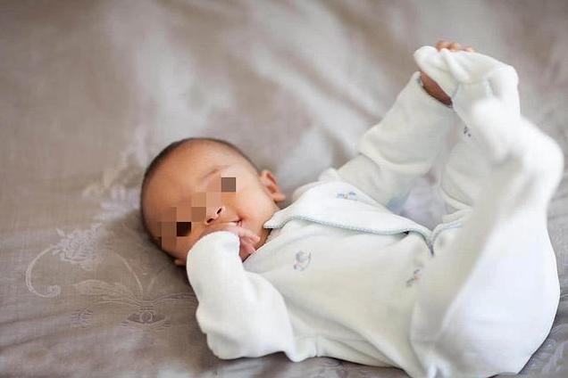 宝宝吮手指危害,宝宝吸手指上瘾