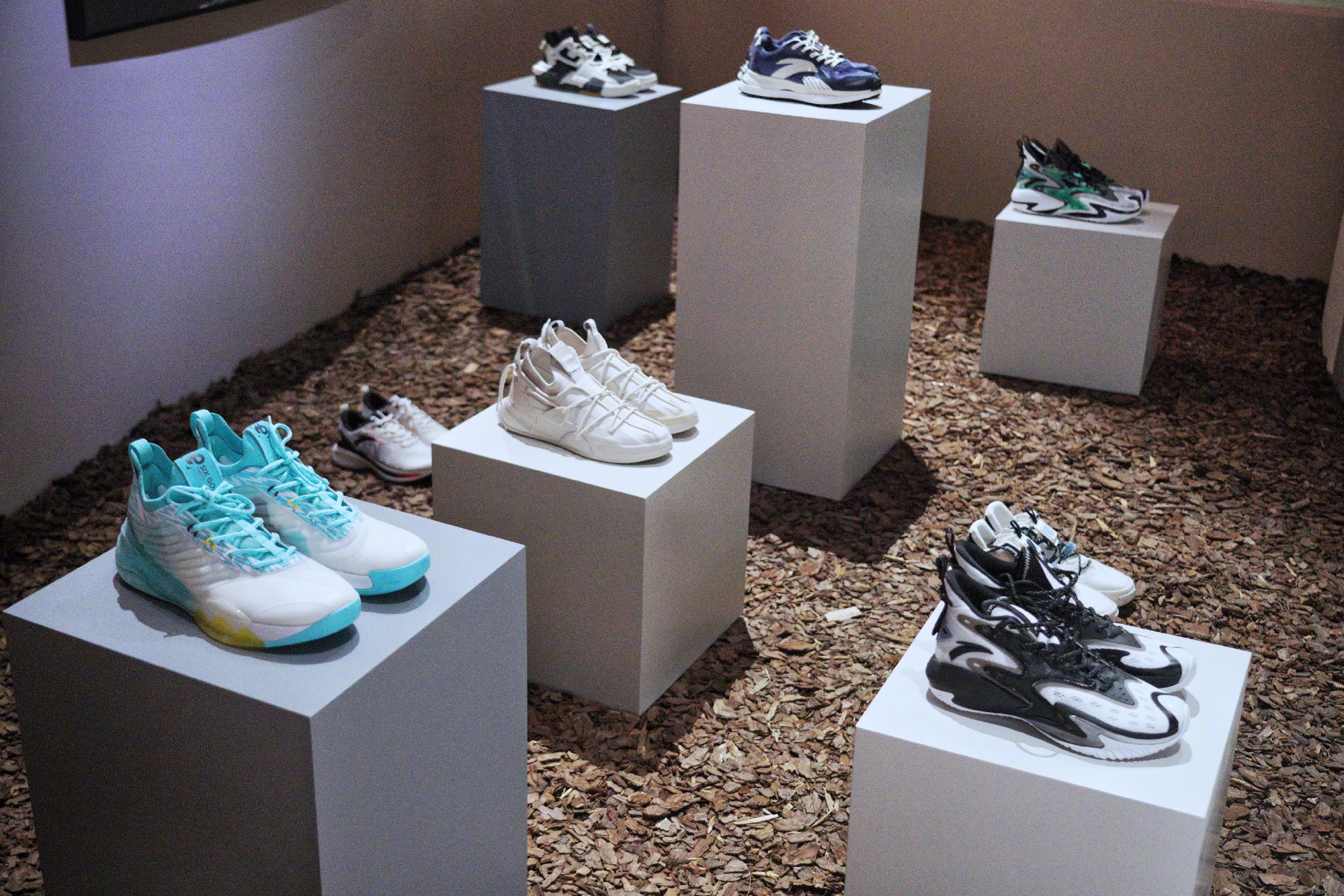 安踏颁奖服国旗版,安踏星标系列奥运领奖鞋