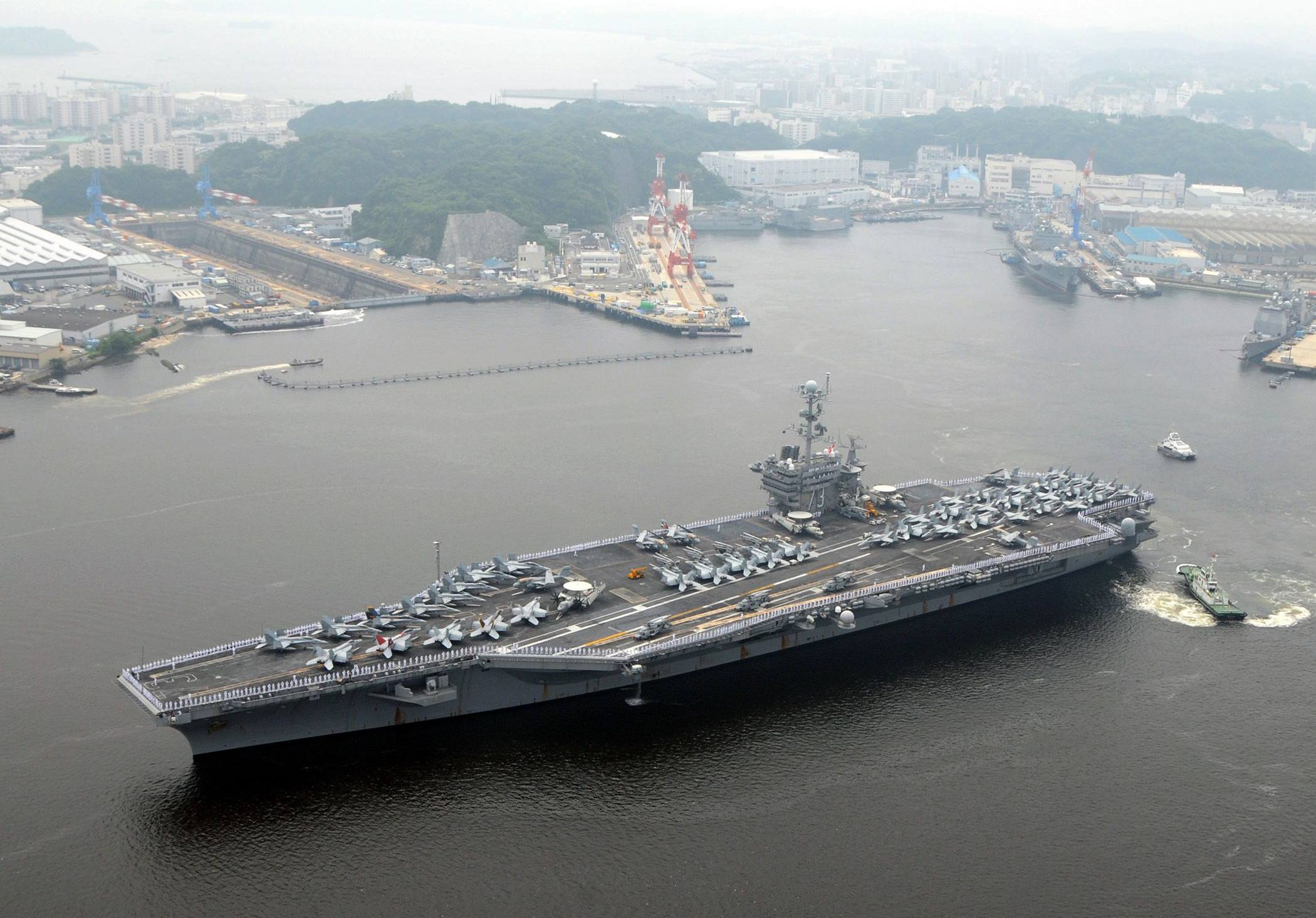 排水量80000余吨,排水量达到惊人的12万吨