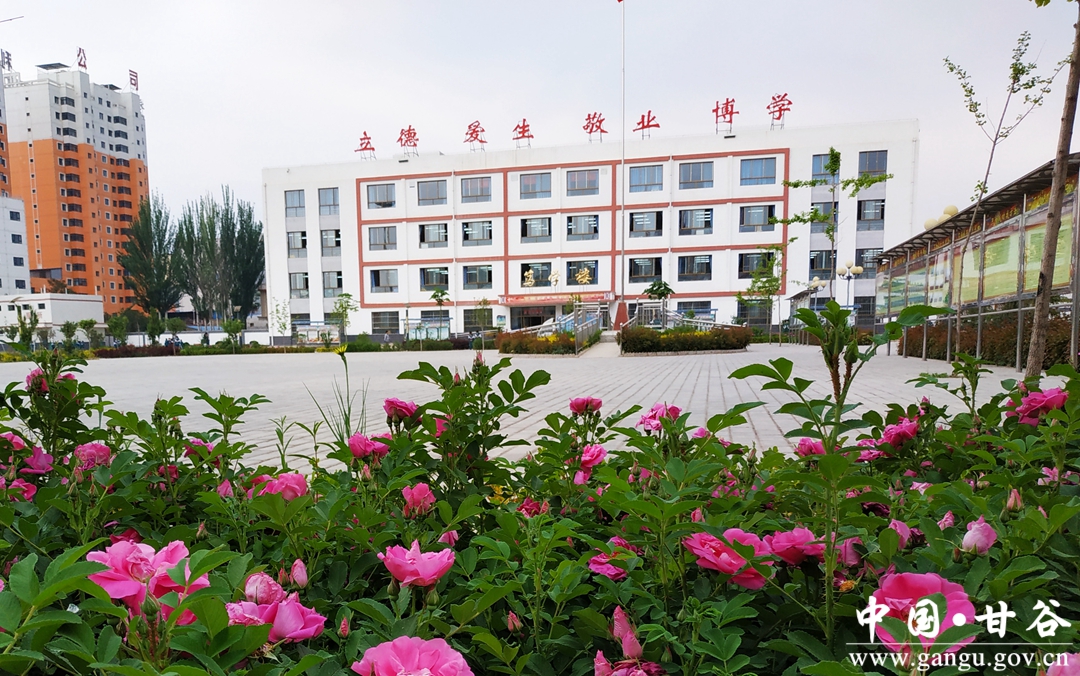 全力办好家门口学校,甘肃省甘谷县康庄中学校长张光亭