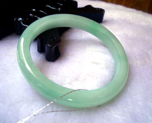 手腕大的女孩怎么选黄金手镯,女性如何选择自己的翡翠手镯