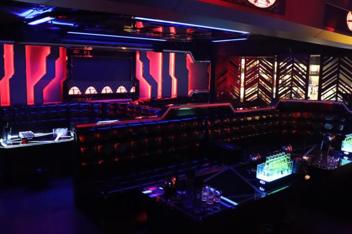 鏉ivehouse鍚瓕,鏉ivehouse闊充箰涓婚閰掗鍥㈣喘