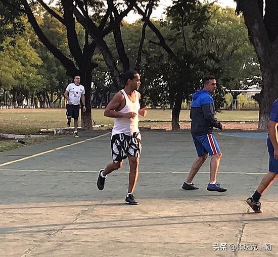 小罗在监狱进行足球比赛,小罗监狱杯赛夺冠视频