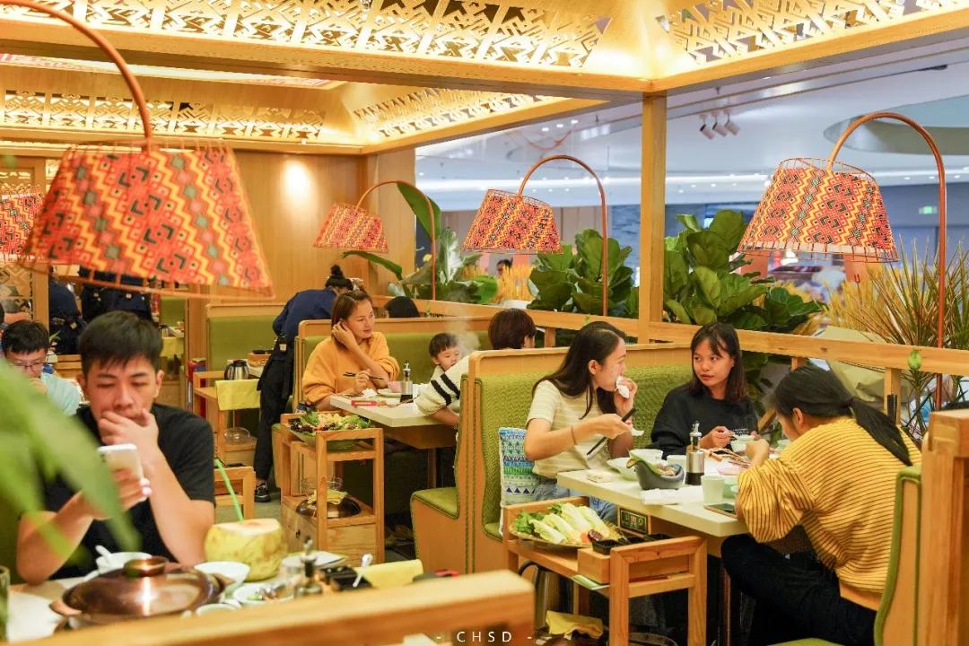 椰椰椰！这家人气椰子鸡专门店，光是汤底就喝饱了