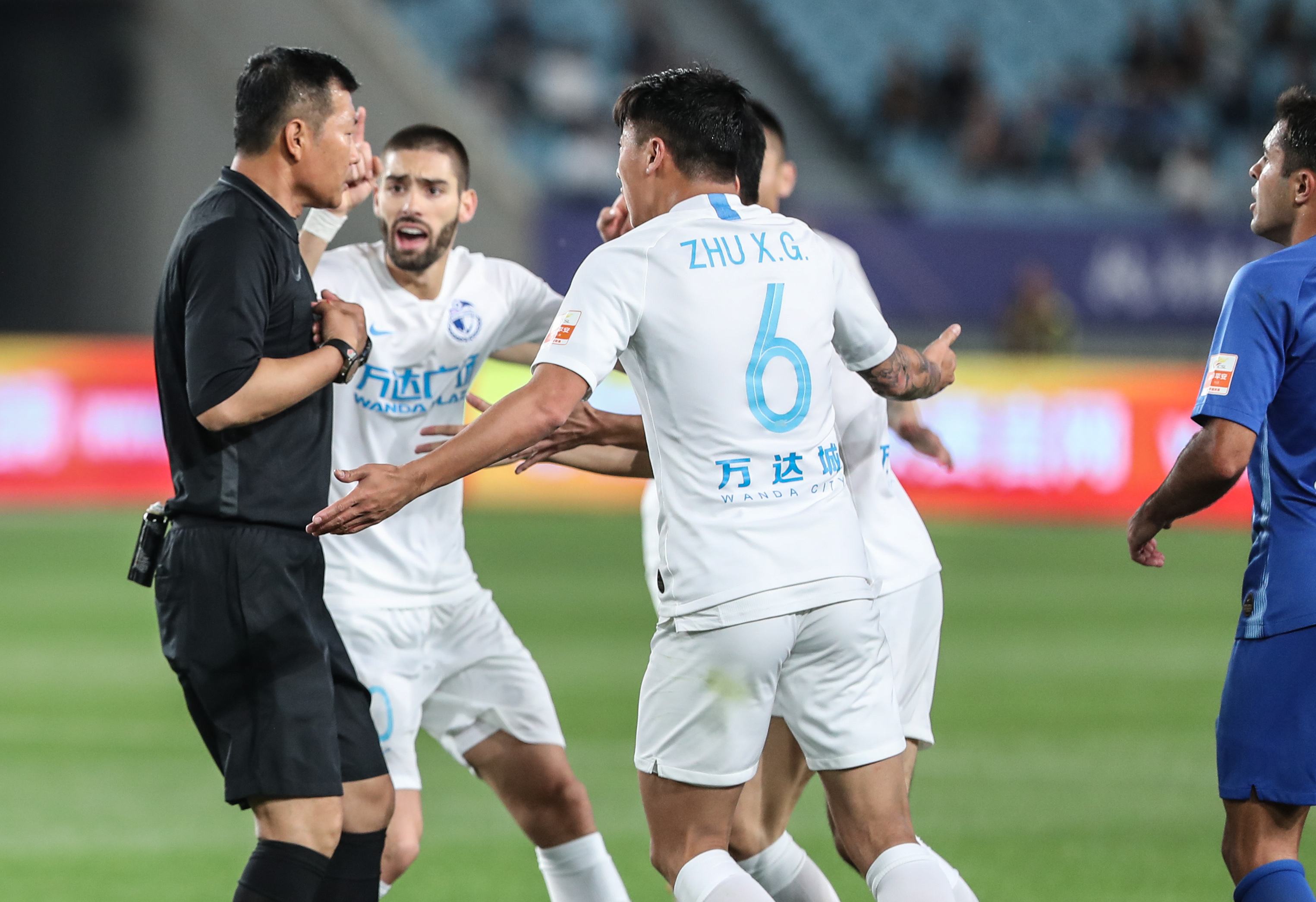 中超裁判为何频频引发争议,中超裁判被打得最惨的一次