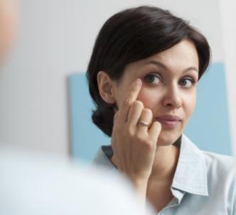 眼袋大皱纹多别耽搁试试这个方法,女性眼袋皱纹怎么消除