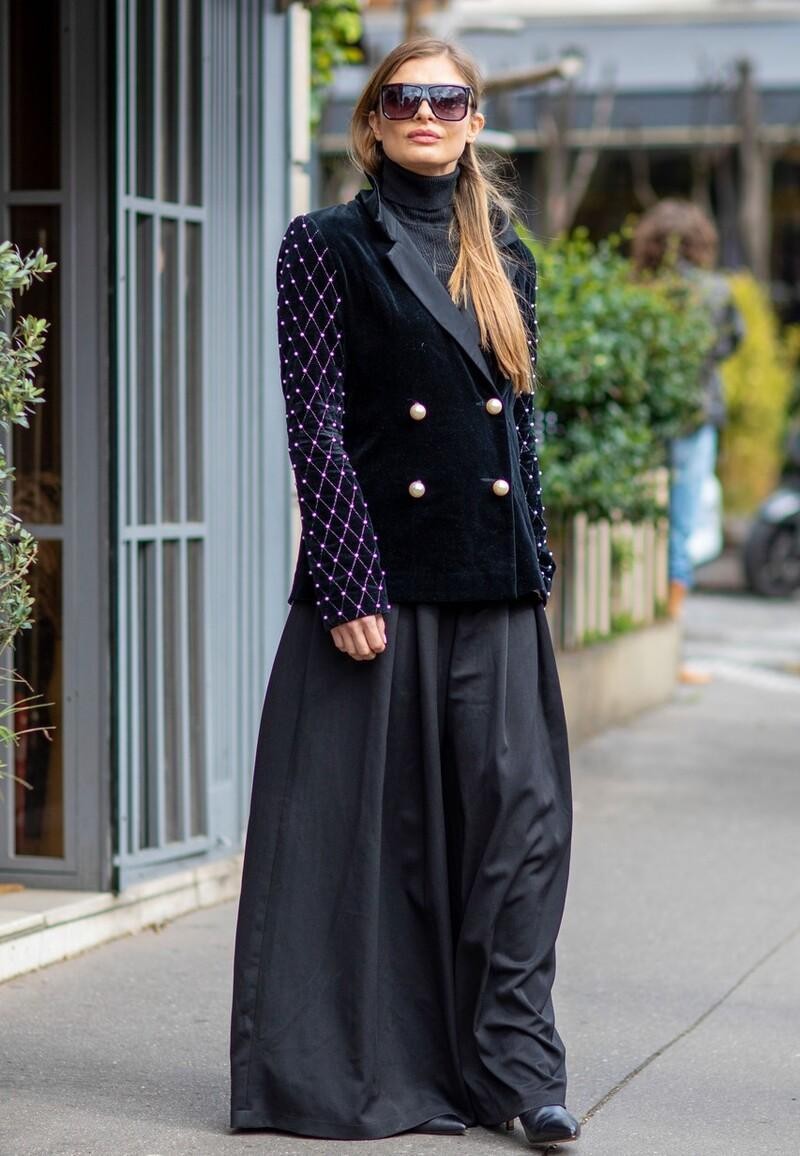 穿惯了普通的西装,来点不一样的款式,复古的丝绒西装值得一试