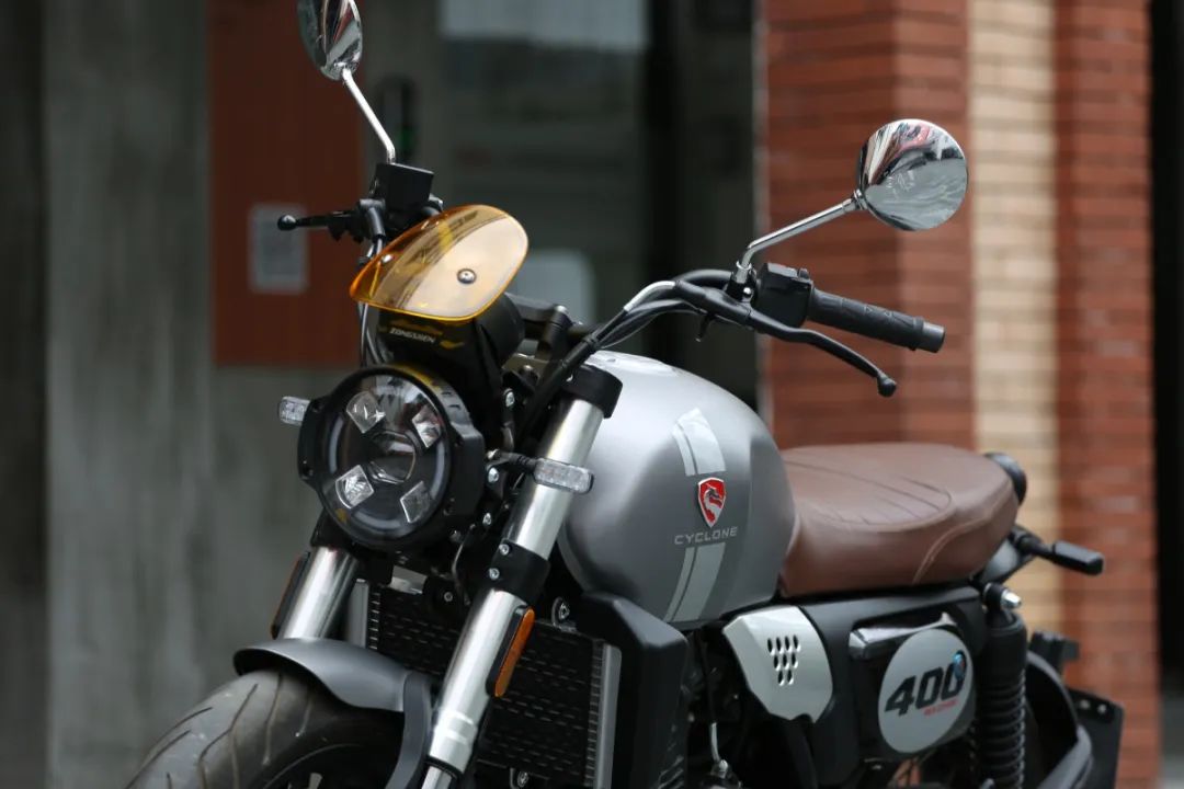 中量级双缸复古赛科龙re3试驾,宗申赛科龙re3双缸400复古摩托