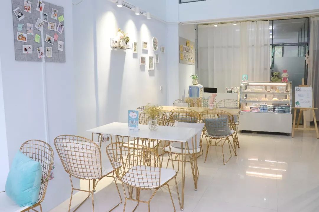 圆每个妹剂C的公主梦，这家店现在婚纱免费试，饮品+蛋糕请你食