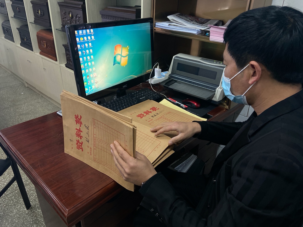 为太平间遗体寻亲：男婴遭弃16年产生40万保存费，工作人员终劝其父签字火化，仍有20多具无人认领