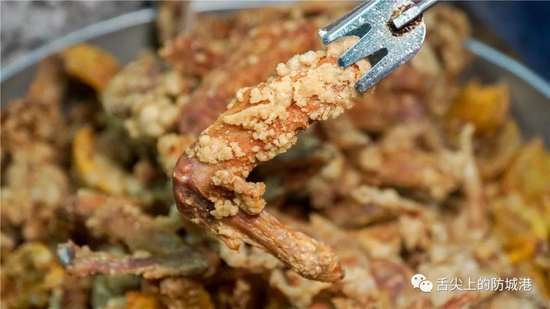 你愿意把夜晚交给谁？是舞台上的高跟鞋，还是大排长龙的宵夜摊