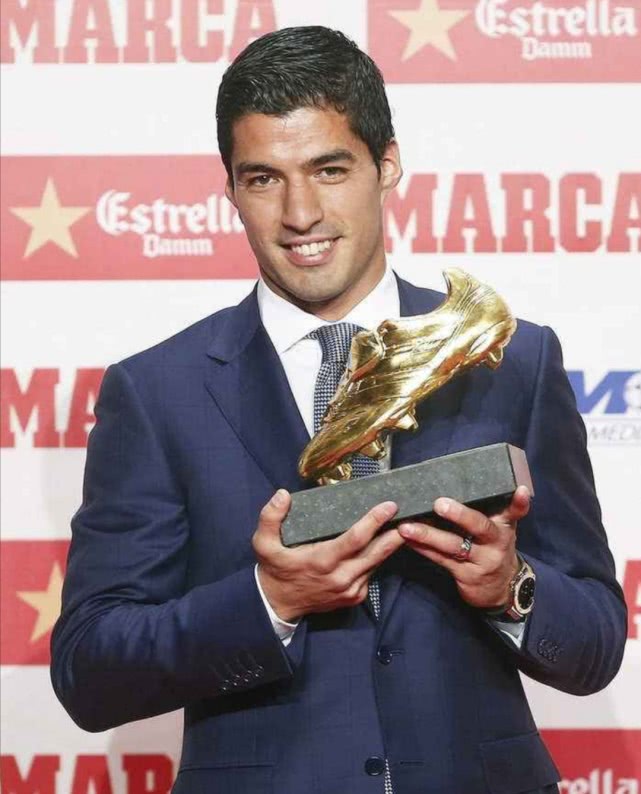 足坛缺右边锋,凯恩莱万苏亚雷斯