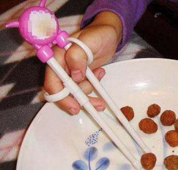 2岁半不会用筷子,2岁七个月男宝宝不会用筷子