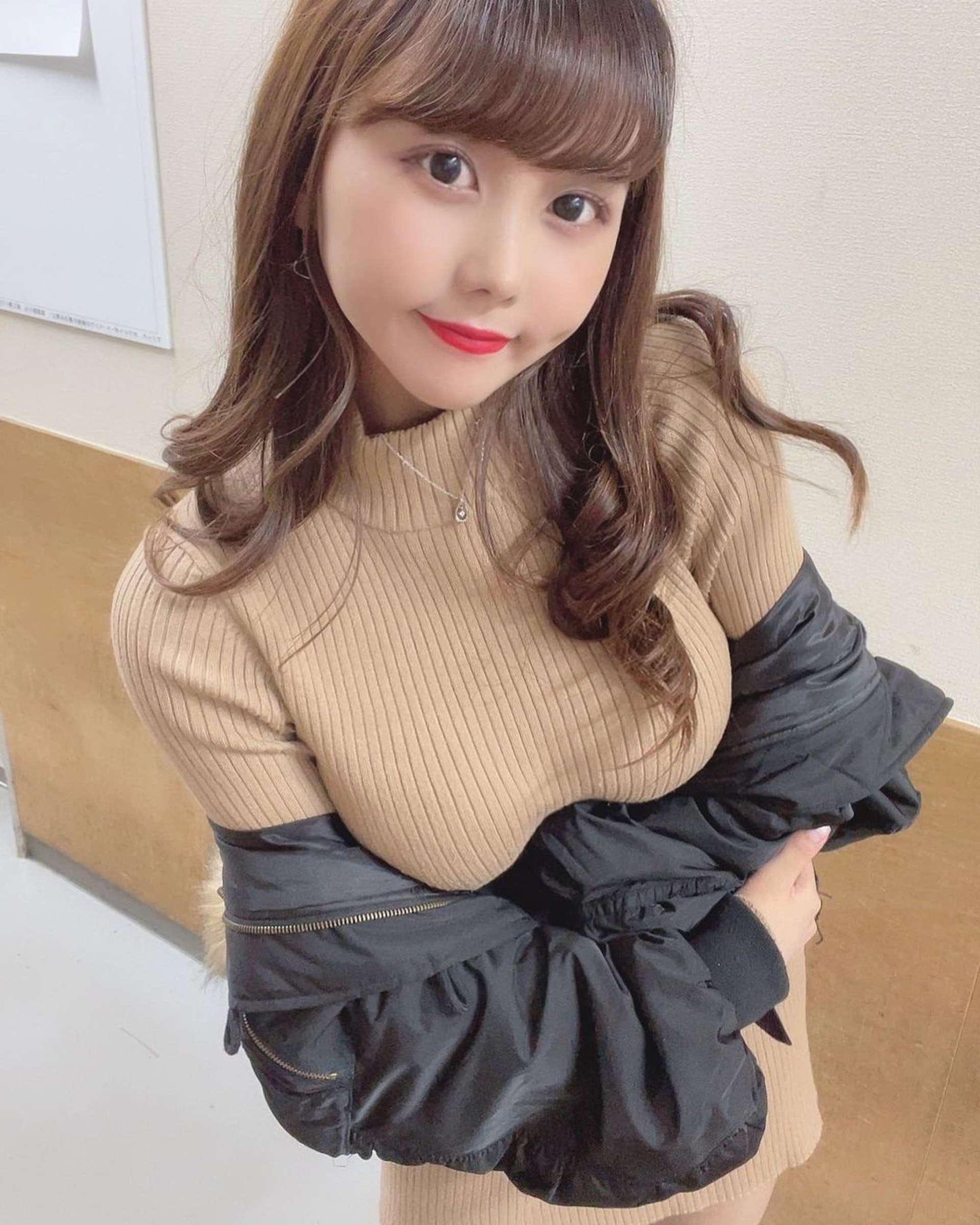 楼梯走路很火的视频女生,楼梯视频抖音最火女