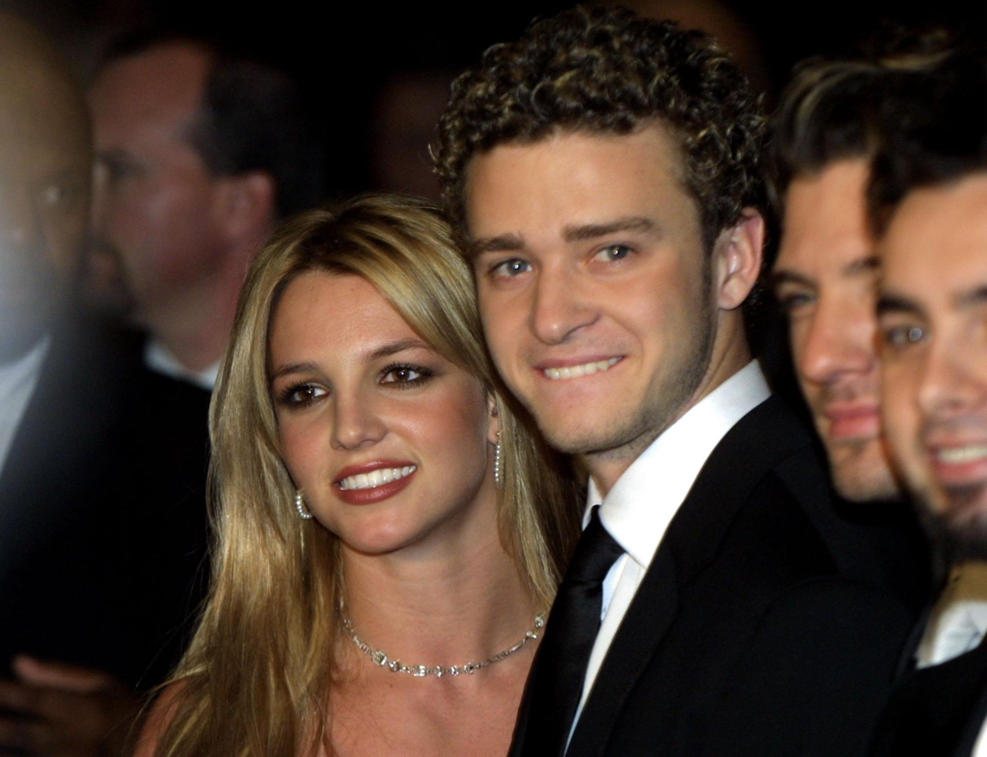 被亲爹监控13年,强迫服药和避孕,一代巨星正在世态炎凉中陨落