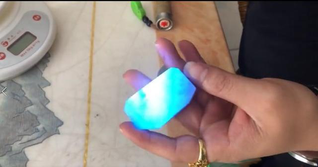 翡翠原石赌石真的是骗人的吗,几十元的翡翠原石赌石现场