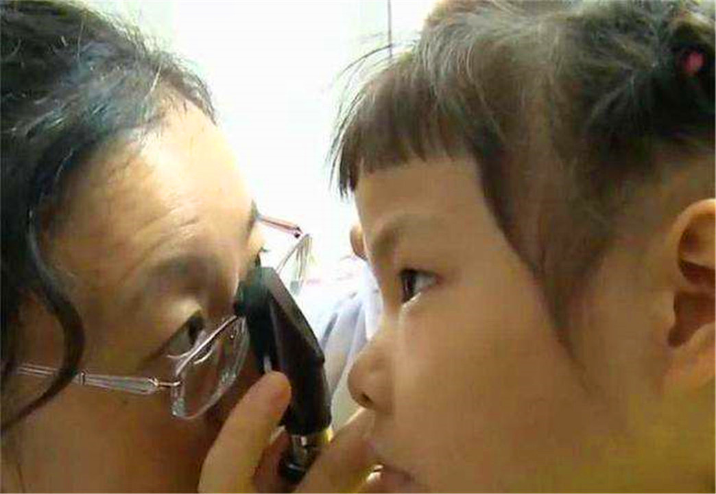 七岁女孩被同学塞纸条,女孩被同学塞纸条